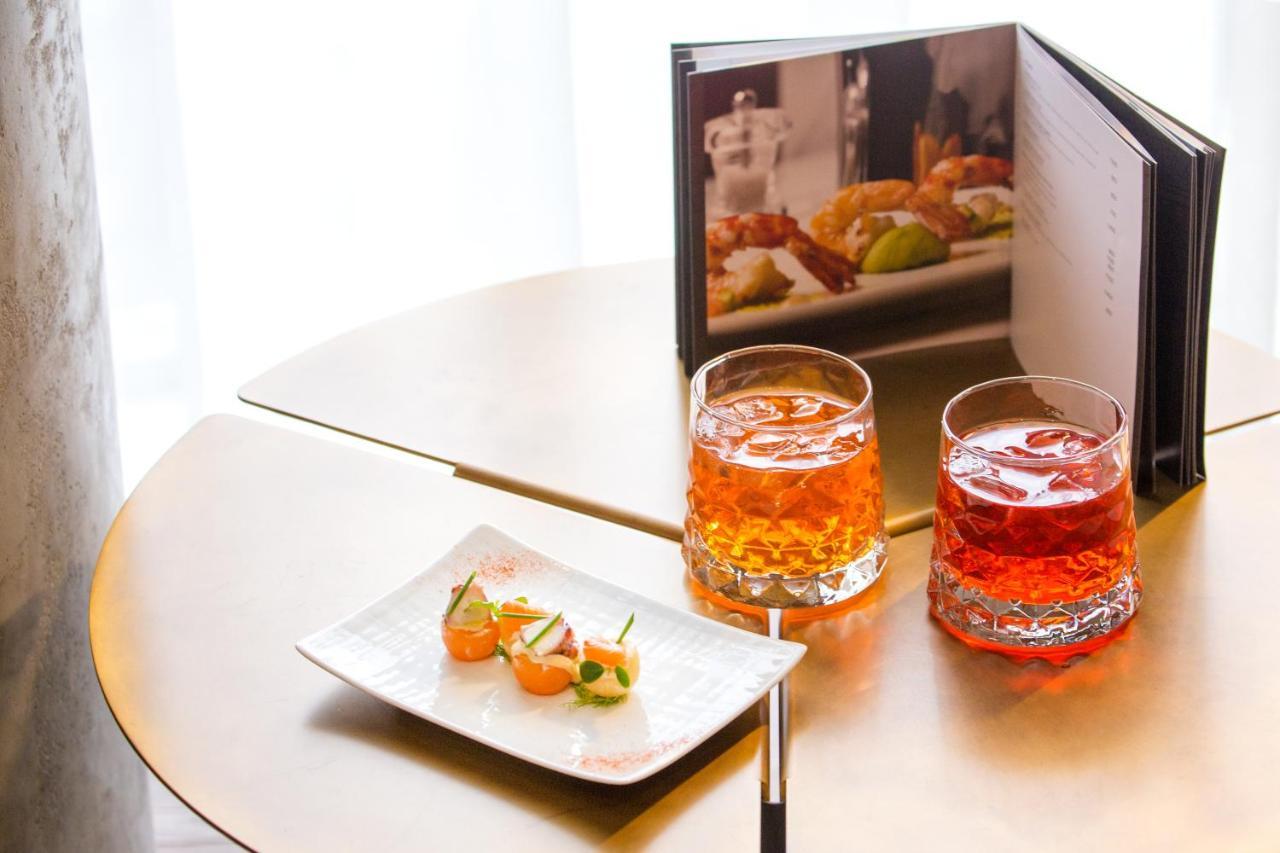 Maritim Hotel Plaza Tirana Exteriér fotografie A cocktail book