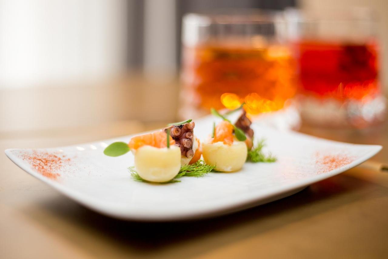 Maritim Hotel Plaza Tirana Exteriér fotografie A plate of canapés