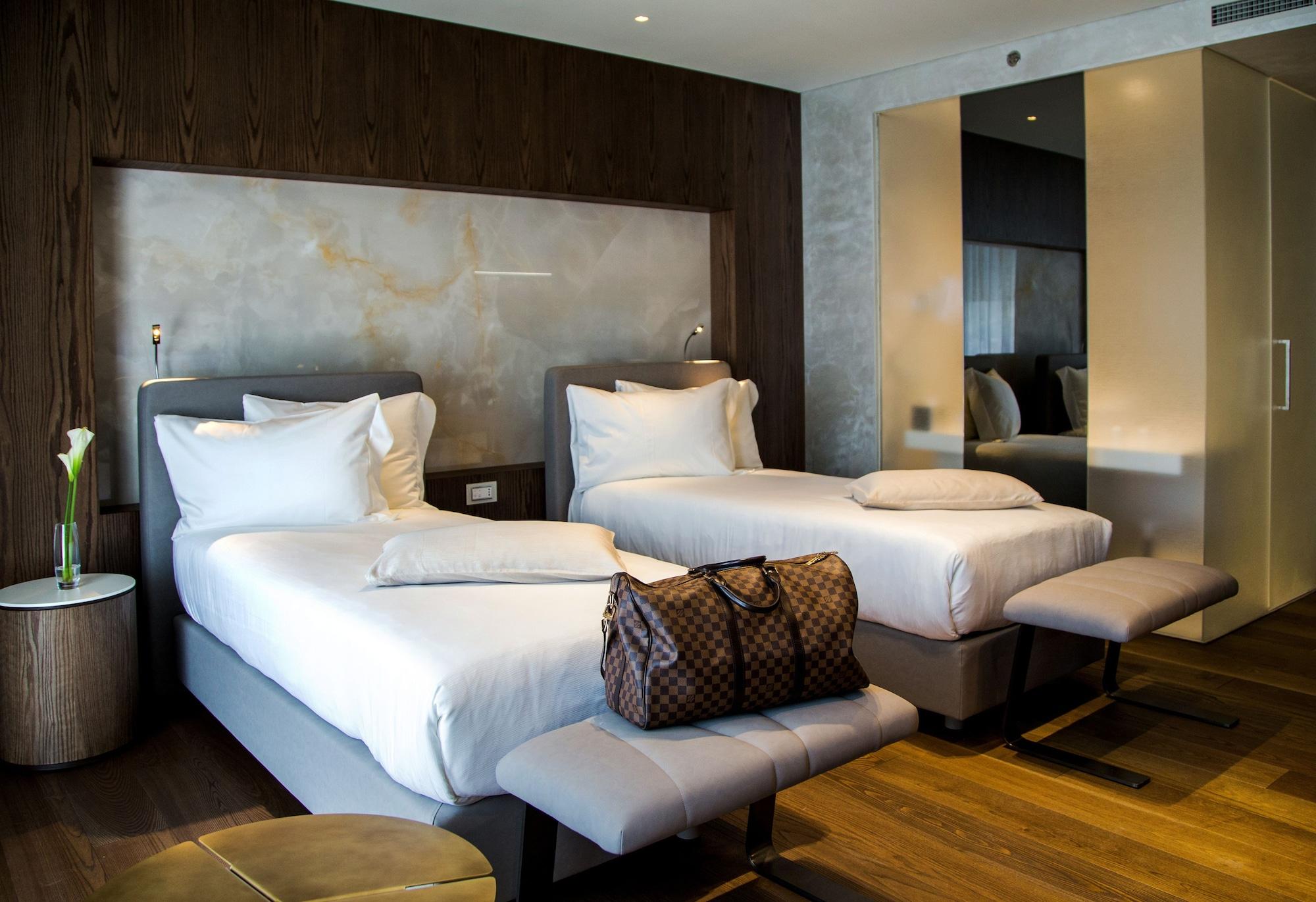 Maritim Hotel Plaza Tirana Exteriér fotografie A room at the hotel