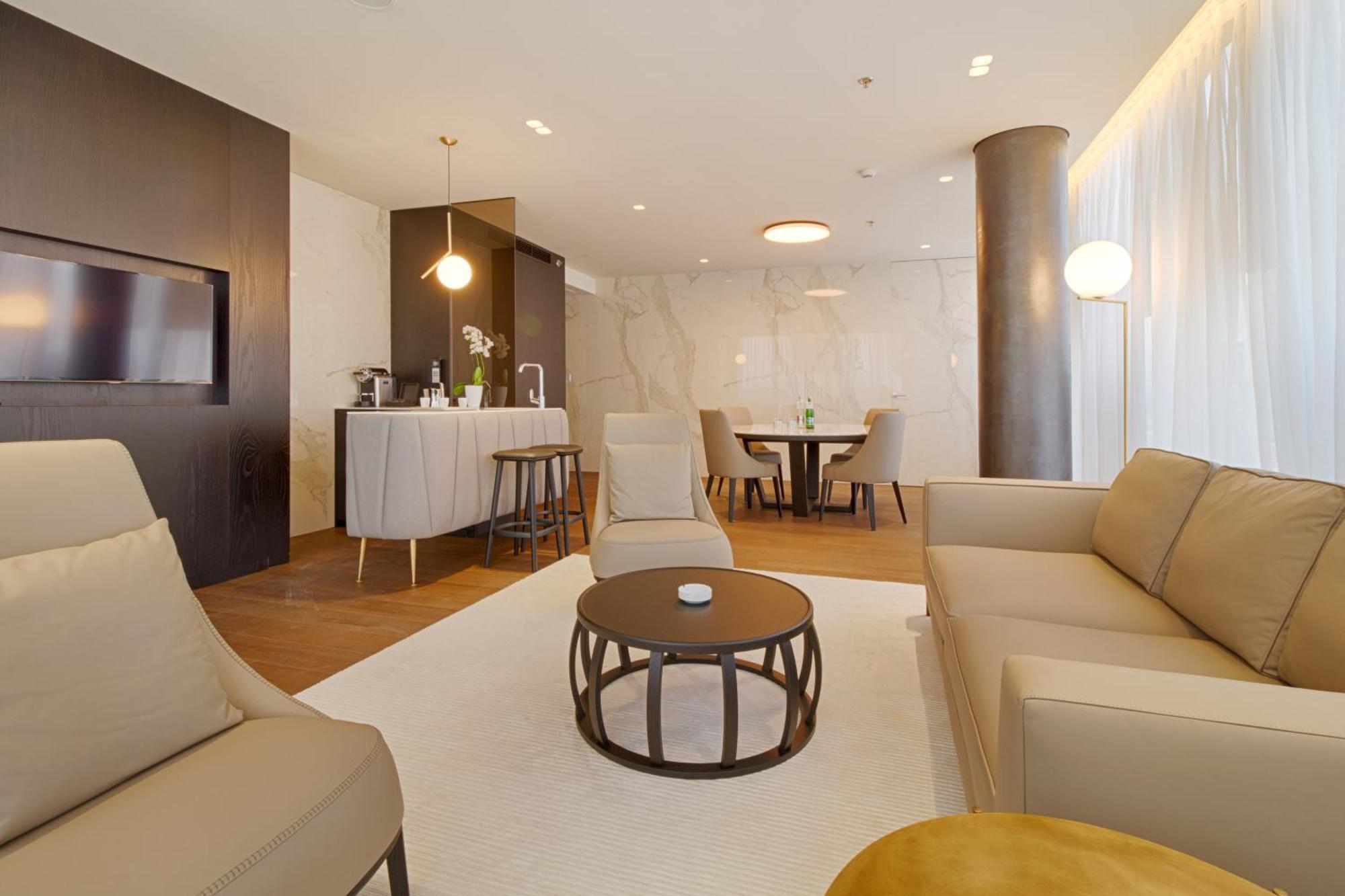 Maritim Hotel Plaza Tirana Exteriér fotografie A living room in a serviced apartment in Frankfurt, Germany